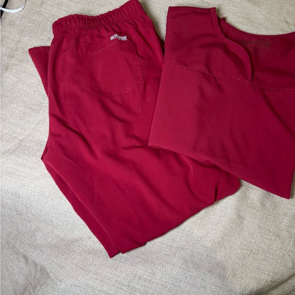 Burgundy Grey’s Anatomy Women’s   Scrub Set Size Large - Picture 15 of 16